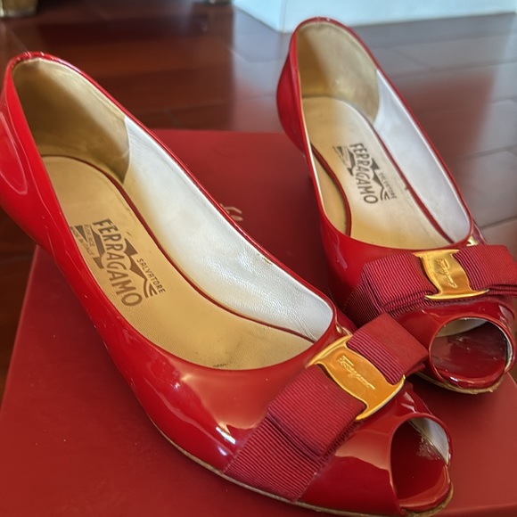Absolutely gorgeous Salvatore Ferragamo shoes. Great condition! - Picture 3 of 4